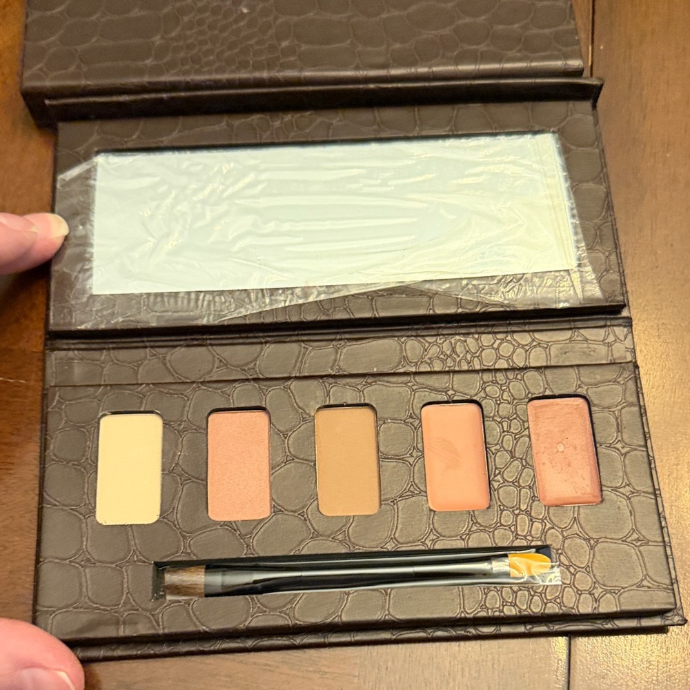 Beauticontrol Neutral Eyeshadow and lip Palette- Casablanca collection